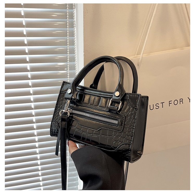 Small bag women's new autumn and winter crossbody bag exquisite unique versatile niche design hot girl black mini bag