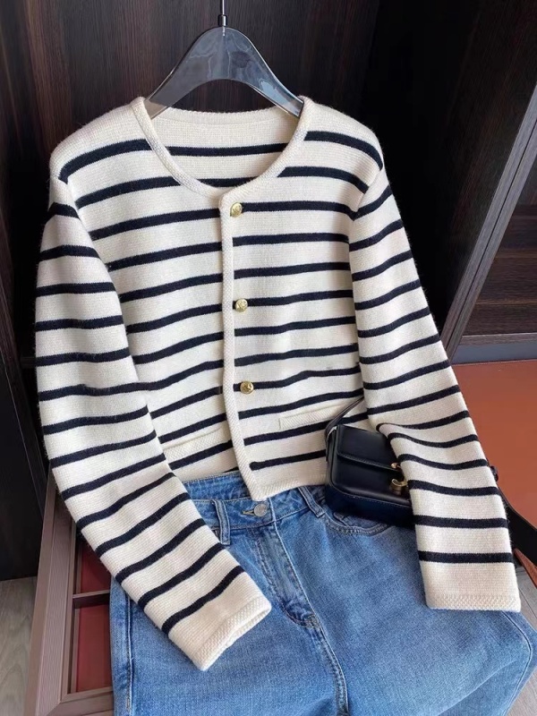 Women's gold-button textured heavyweight wool knitted short cardigan