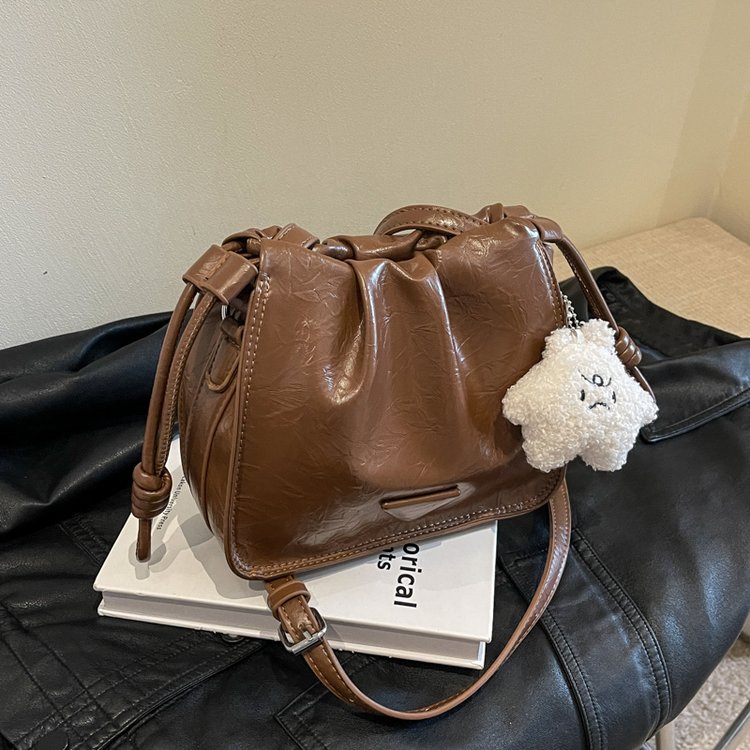Women's bags 2024 new crossbody bag autumn and winter bucket bag niche design high-end bag retro shoulder pleated bag
