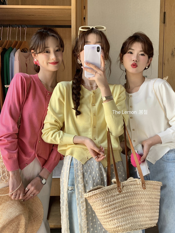 Korean style small style short knitted cardigan for women in spring and autumn, high-end temperament, beautiful little top with sweater jacket
