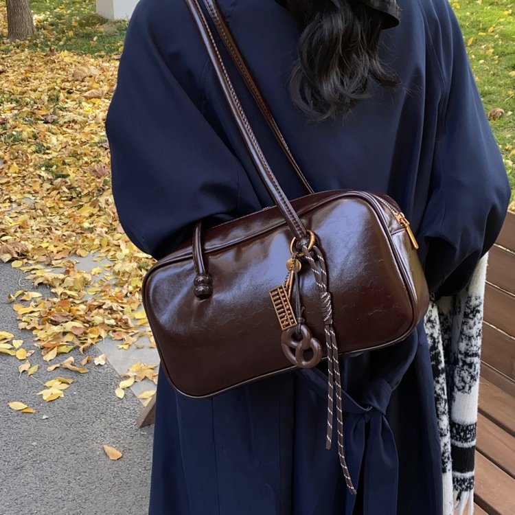 Cross-border retro large-capacity commuter armpit bag women's bag 2024 new simple bowling bag versatile shoulder bag