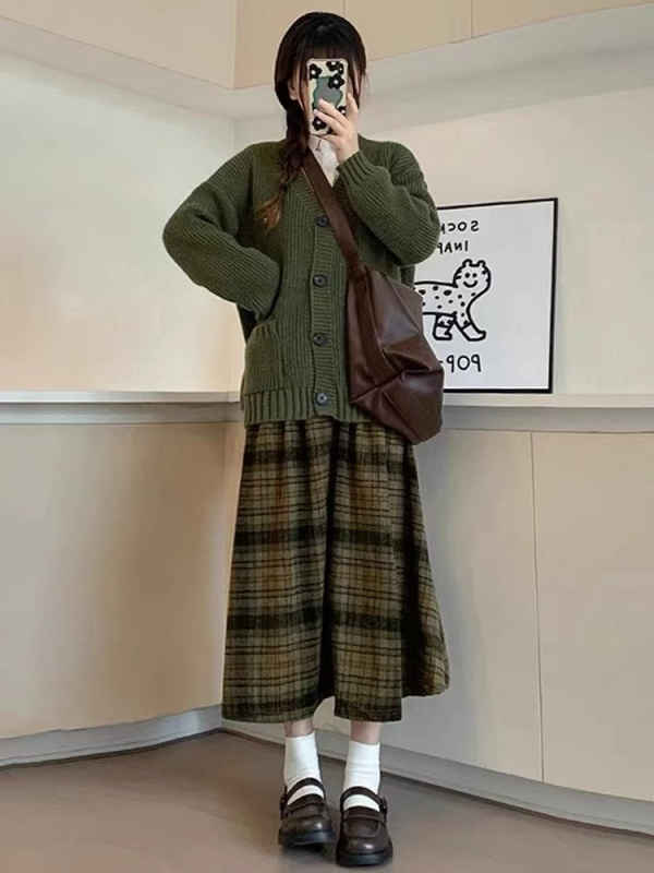 A complete set of two-piece age-reducing fragrant style sweater jacket and skirt suit