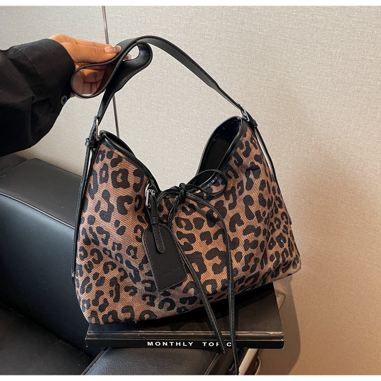 Niche design leopard print armpit bag for women 2024 autumn and winter new American retro single shoulder crossbody bag casual handbag