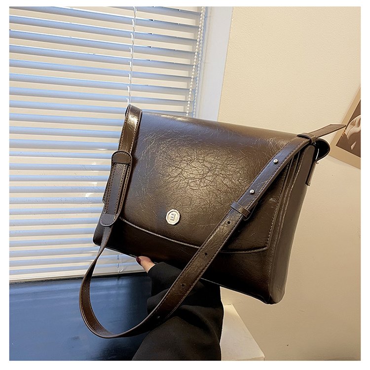 2024 new Korean ins niche design bag autumn and winter retro large capacity texture commuter messenger bag