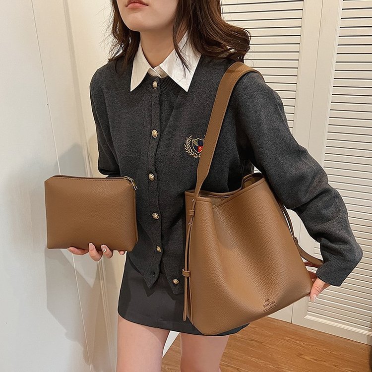 Retro high-end armpit bag for women, new large-capacity trendy bucket bag, simple shoulder bag, one-piece drop shipping