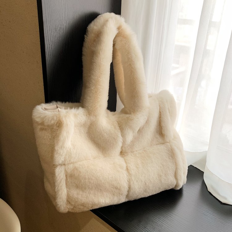 High-end plush bag 2024 new fashionable autumn and winter niche hot style furry shoulder handheld tote bag