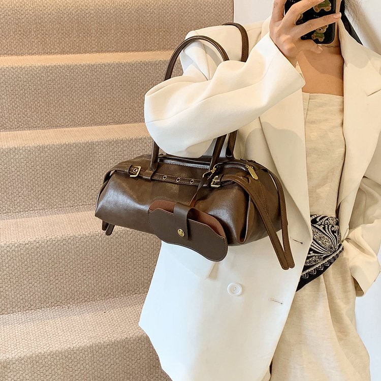Second-hand armpit bag for women autumn 2024 new style Maillard style bowling bag large capacity shoulder commuter bag