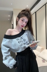 Korean style color-blocked one-shoulder sweatshirt with slim design, short long-sleeved top