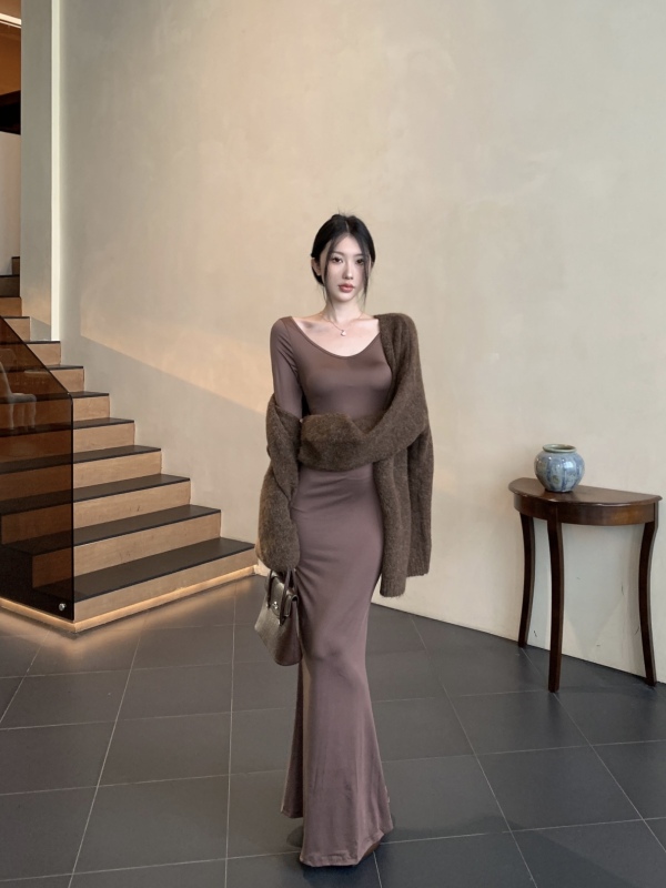 Kardashian's hip-hugging fishtail skirt, lazy style loose knitted cardigan