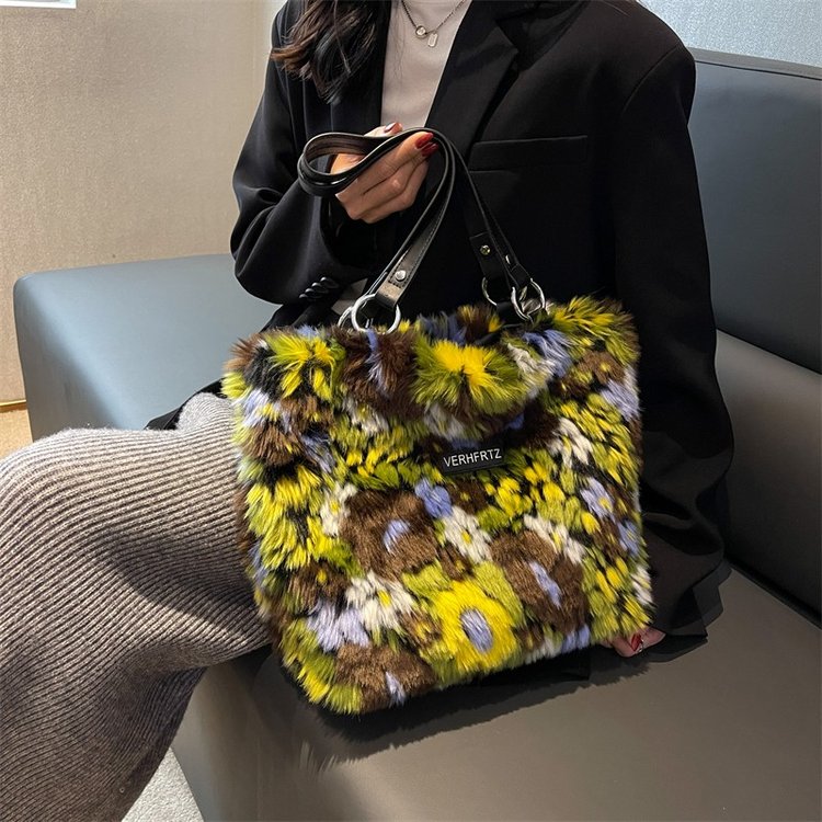 Niche design oil painting art color plush tote bag literary creative autumn and winter new large capacity casual bag trend