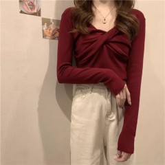 Autumn and winter v-neck niche design, western style, unique and unique inner tops for women