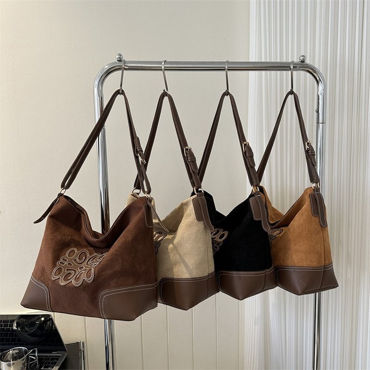 Commuting style retro shoulder bag women's new Korean version versatile leather velvet armpit bag tote bag for women
