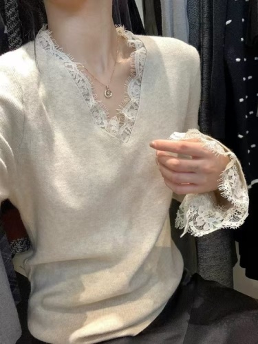 French-style lace V-neck bottoming shirt with bell-sleeved top and high-end knitted sweater underneath