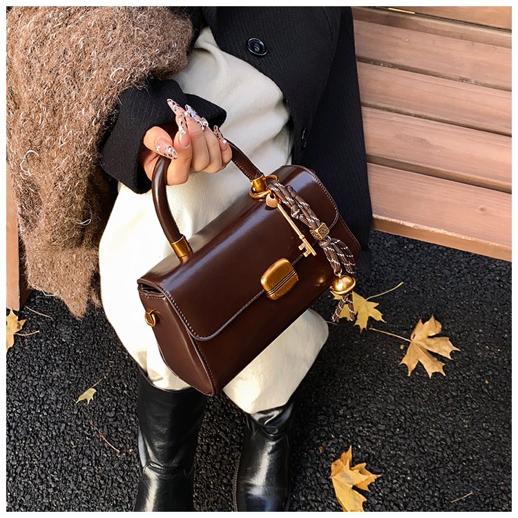 Cross-border 2024 new solid color casual commuter handbag niche design daily small square bag retro shoulder bag for women