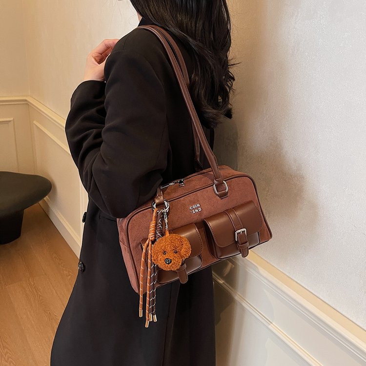 Fashion retro texture armpit bag 2024 autumn new niche portable bowling bag large capacity commuter bag