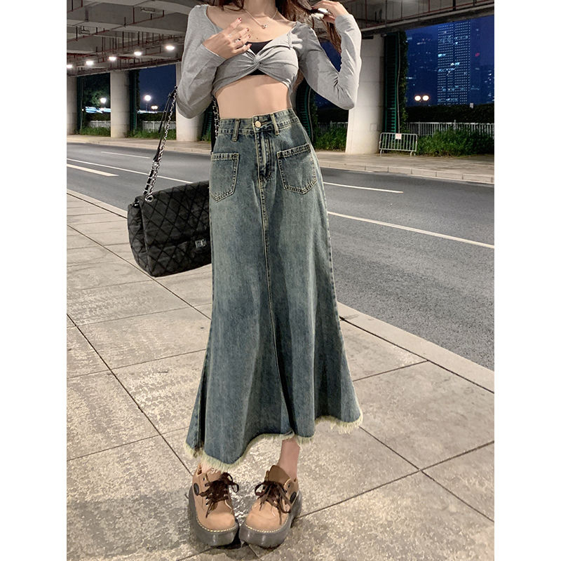 Small summer retro high-waisted slim denim skirt for women with design sense of raw edges covering hips and covering the fishtail skirt trendy