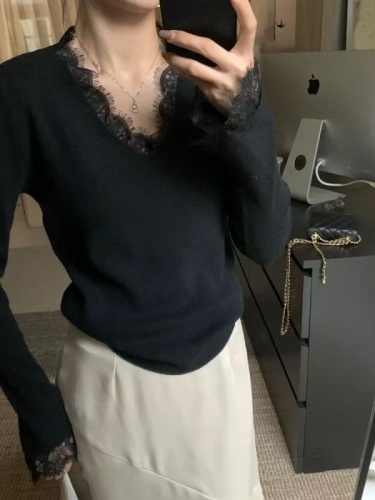 French-style lace V-neck bottoming shirt with bell-sleeved top and high-end knitted sweater underneath