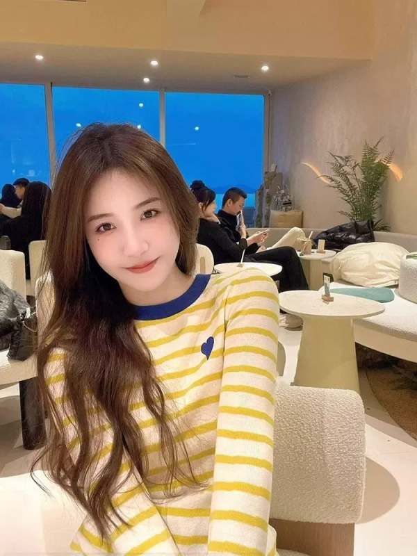 Soft and waxy contrasting color striped round neck sweater for women spring and autumn 2024 new slim fit and slim fashion pullover long-sleeved top
