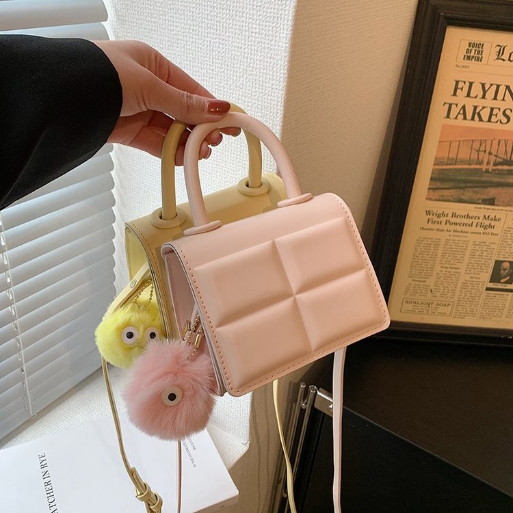 Internet celebrity texture niche bag 2024 new women's bag summer popular versatile crossbody bag mini portable small square bag