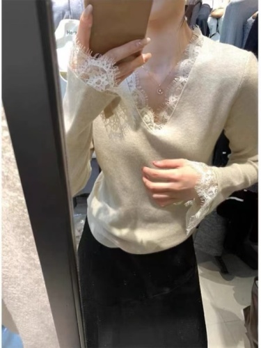 French-style lace V-neck bottoming shirt with bell-sleeved top and high-end knitted sweater underneath