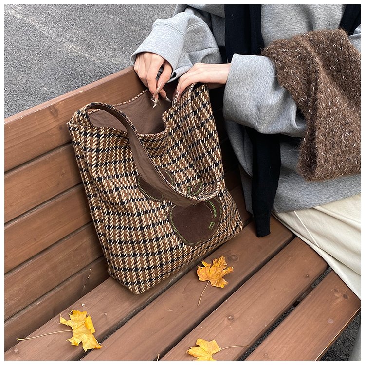 Niche design Apple houndstooth commuter bag women's 2024 new summer fashion shoulder bag versatile tote bag