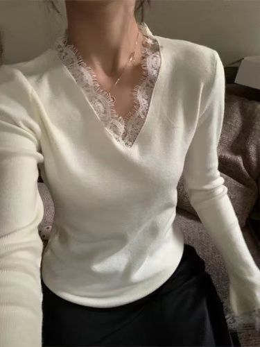 French-style lace V-neck bottoming shirt with bell-sleeved top and high-end knitted sweater underneath
