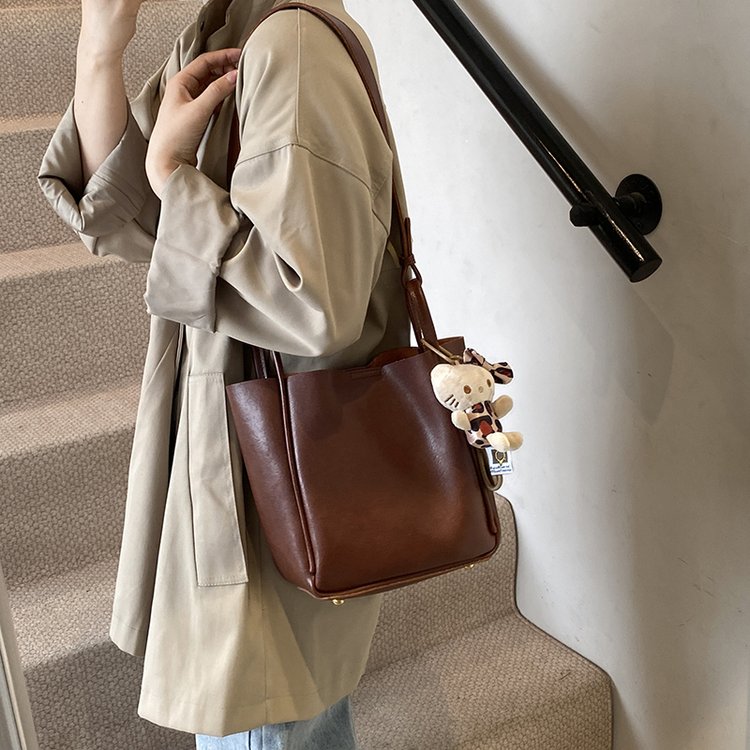 Niche retro armpit bag for women autumn 2024 new simple commuter bucket bag versatile large capacity crossbody bag