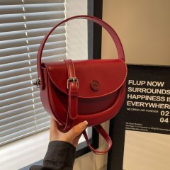 Hand-held red bag for women, new autumn and winter trendy Korean niche saddle bag, versatile crossbody bag, armpit bag