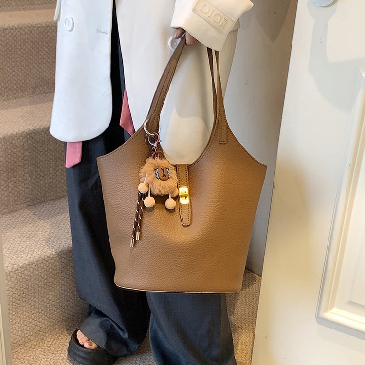 Cross-border portable women's vegetable basket bag 2024 new autumn retro bucket bag simple single shoulder armpit bag