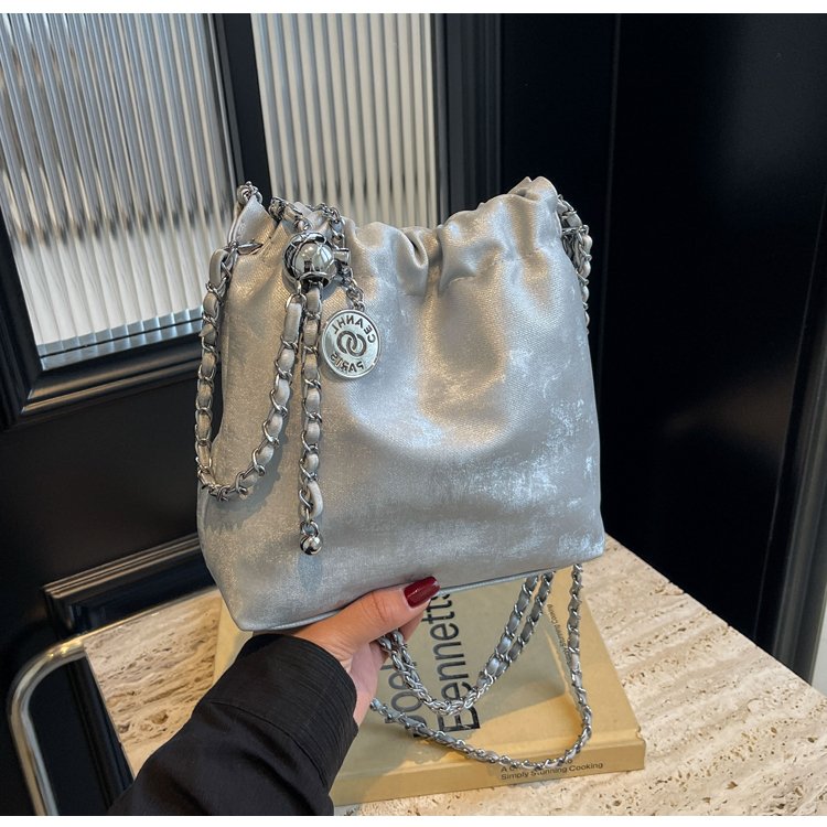 Korean version 2024 new versatile women's bag fashionable strap garbage bag shoulder bag lucky bag bucket bag chain crossbody bag