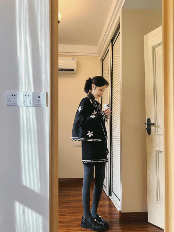 Fashionable Pearl Flower Heavy Industry Black Small Fragrance Suit Women's Jacket Short Skirt Two-piece Set