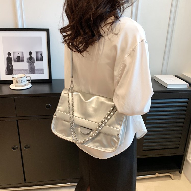 Niche design chain armpit bag for women 2024 new light luxury commuter shoulder bag fashionable and versatile cross-body bag