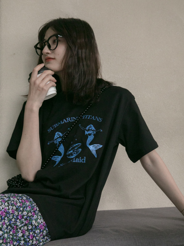 Dropped shoulder, loose fit 200g pure cotton back hemmed short-sleeved T-shirt with print