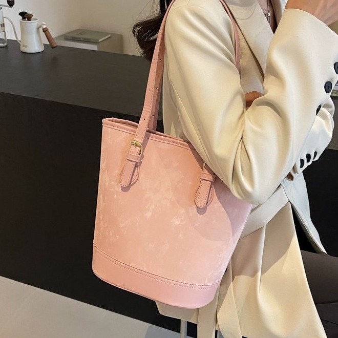 Cross-border Korean version fashionable pink shoulder commuter bag 2024 new niche texture women's bag large capacity bucket bag
