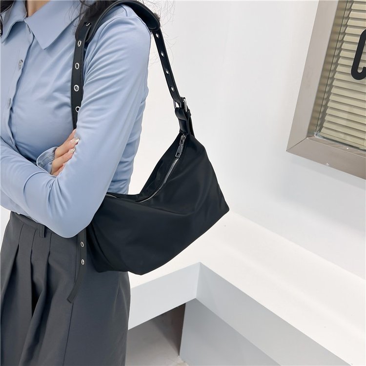 Niche design texture armpit bag women's new retro European and American cool fashion nylon bag versatile crossbody bag