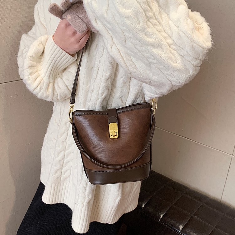 High-end fashion handbag women's new autumn and winter retro simple bucket bag niche cross-body shoulder bag
