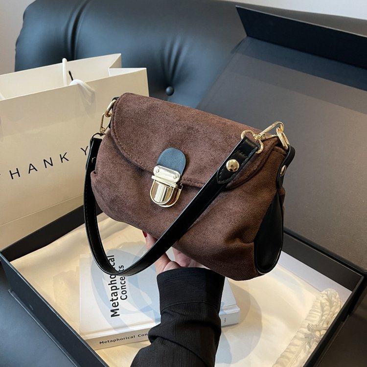 Niche retro contrast color single shoulder armpit bag 2024 new fashion handheld crossbody bag cowgirl lock pleated bag