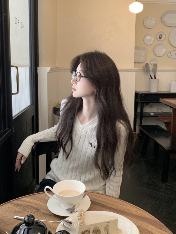 French retro soft waxy V-neck twist pullover sweater for women with long sleeves for autumn and winter