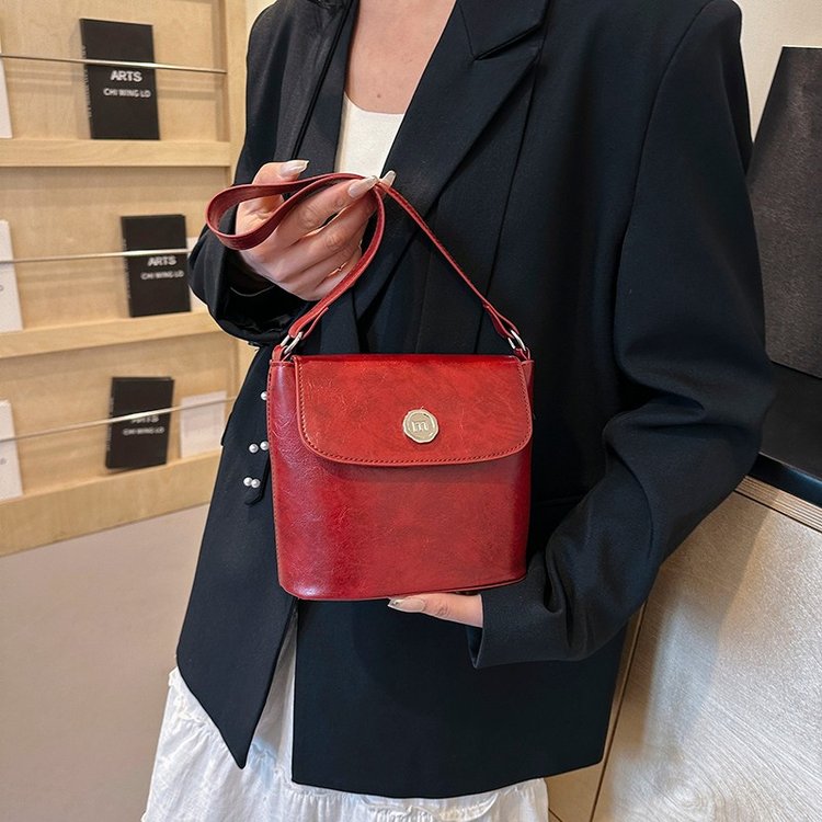 Retro fashion New Year red bag women's new niche armpit bag high-end western style crossbody bag bucket bag