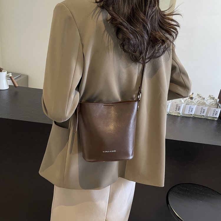French niche bag women's new fashion simple retro portable bucket bag high-end armpit shoulder bag