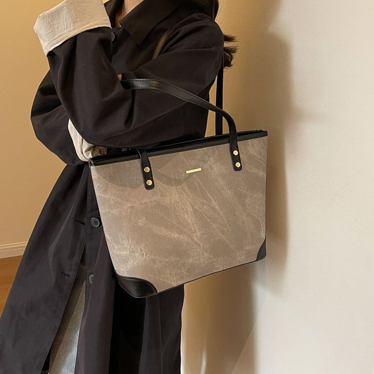 Autumn and winter Maillard large-capacity tote bag 2024 new student class commuter bag fashionable portable shoulder bag