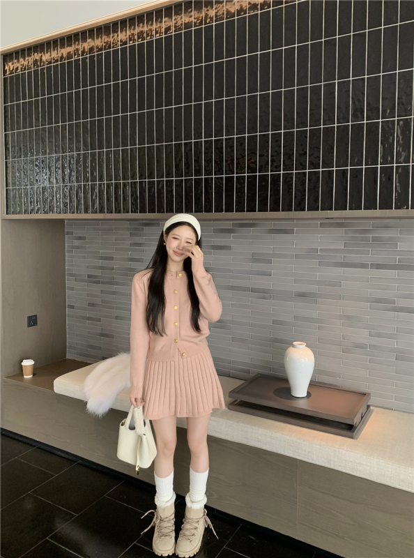 Sweet age-reducing suit skirt for women, long-sleeved knitted cardigan top, high-waisted skirt, pleated skirt for women