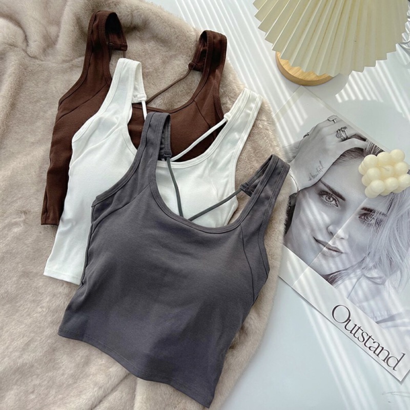 Women's navel-baring short vest with breast pads to prevent exposure.