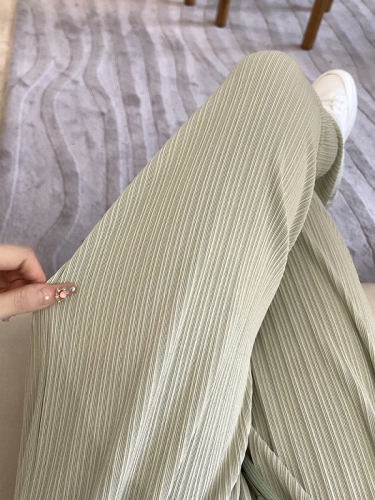 Real shot of ice silk wide-leg pants for women in summer, thin, drapey, loose, casual ice silk straight pants