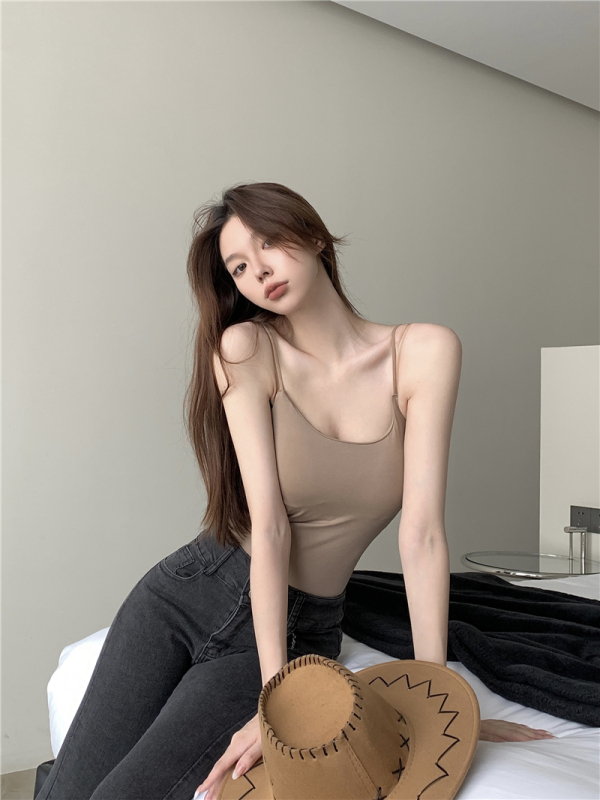Real photos and real prices. Versatile sports camisole with breast pads for hot girls to wear slim-fitting outside and inside as base layer.