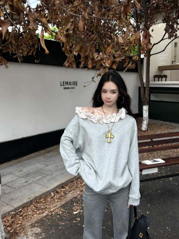 New gray lace one-line collar can be worn on the shoulder and gray loose sweatshirt