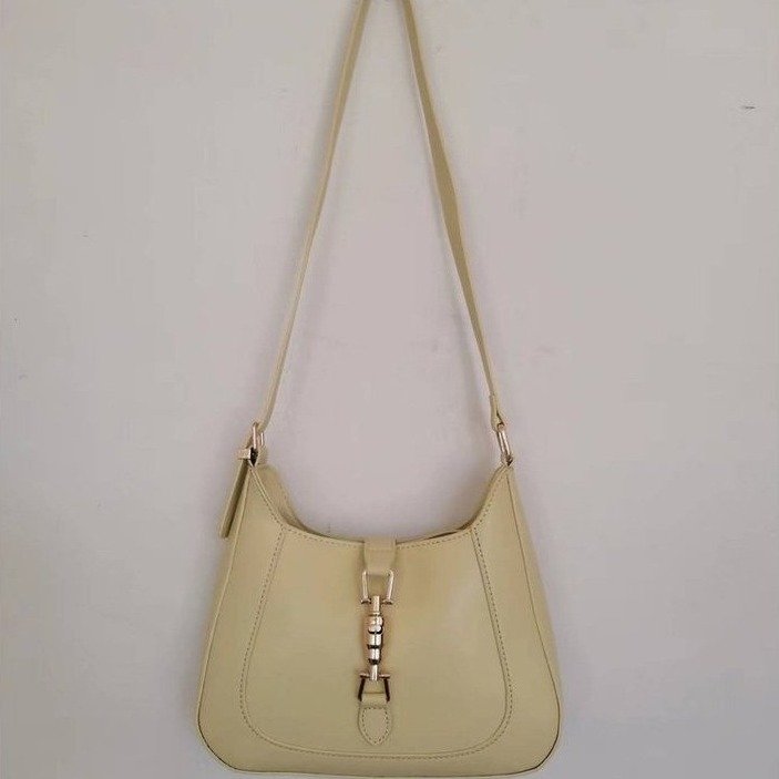French niche design bag for women, new fashionable armpit bag, stylish hand-held baguette bag