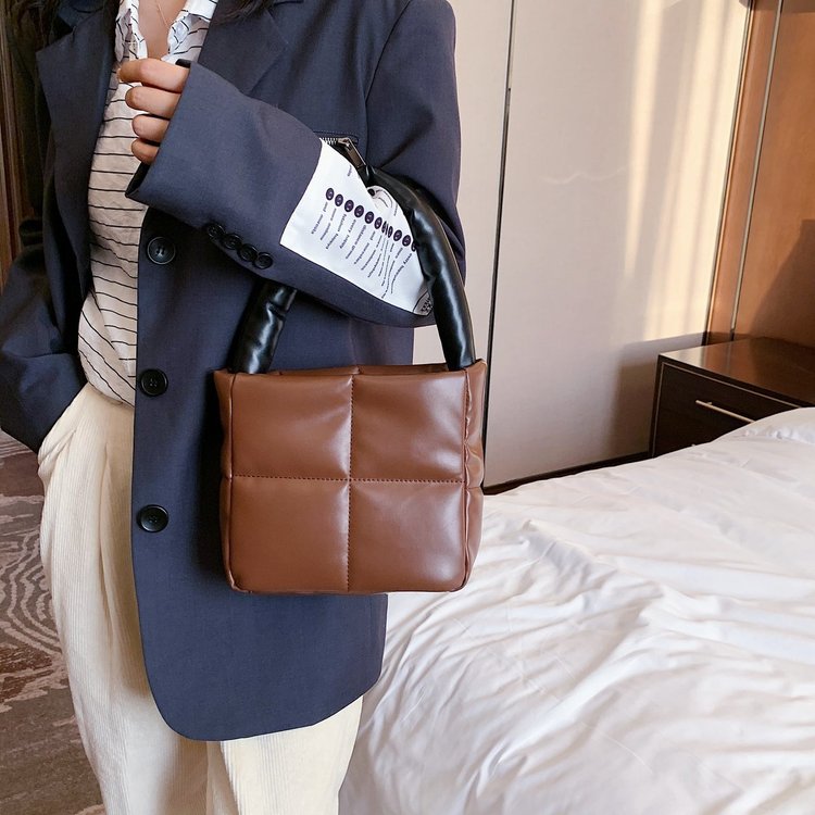 This year's popular small bags for women in autumn are all-match new fashionable single shoulder crossbody bags and hand-held bucket bags