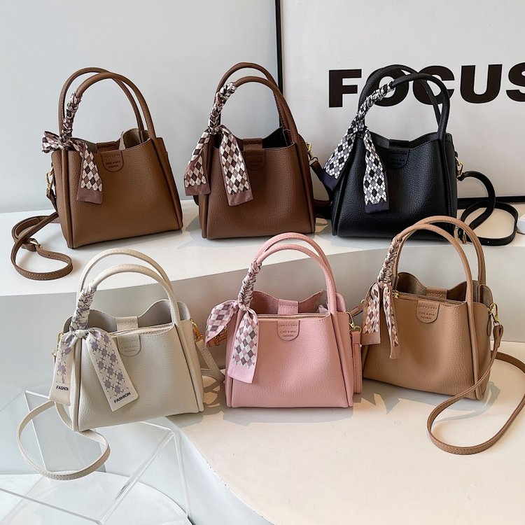 Hand-carrying commuting bag for women 2024 new high-end simple trendy shoulder bag Korean style versatile popular bucket bag