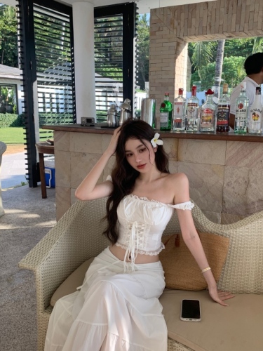 Actual shot of French pure lust style square collar straps and generous square collar camisole vacation casual style skirt